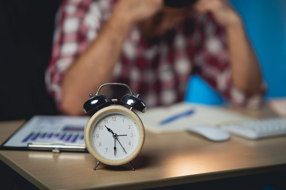 Contador estresado por acumulación de trabajo 