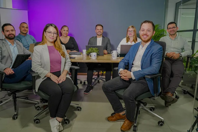 Equipo de AI Automation hablando sobre el Low Code