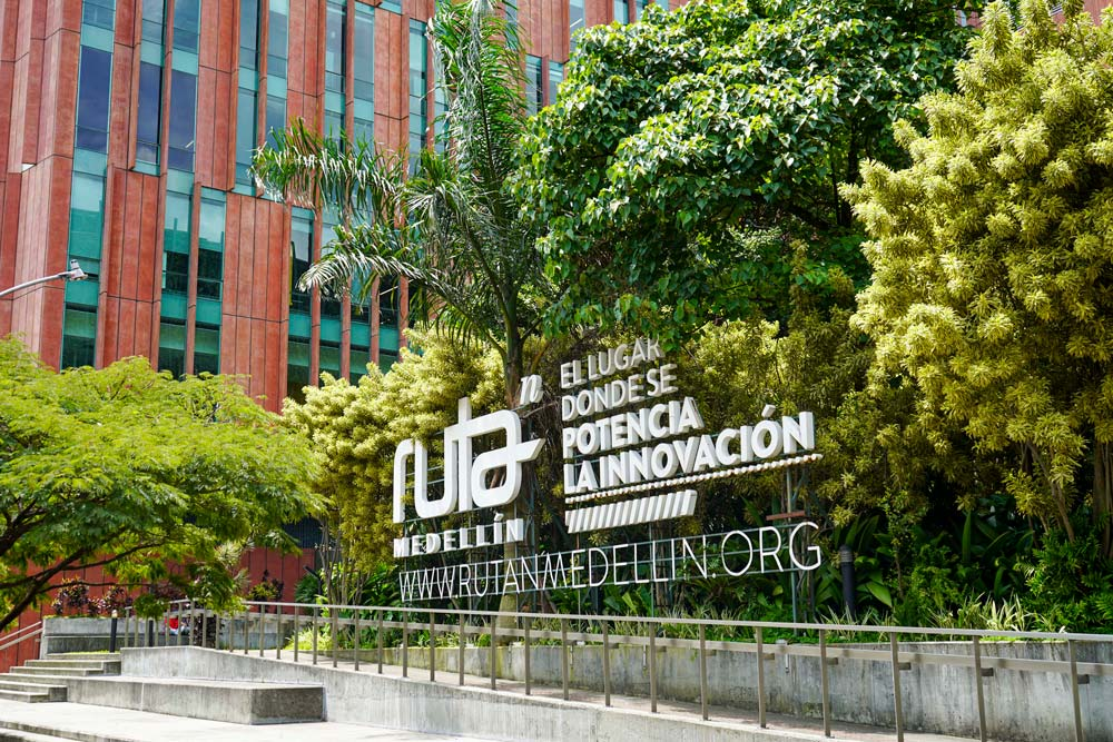 Fachada de Ruta N en Medellín, rodeada de vegetación