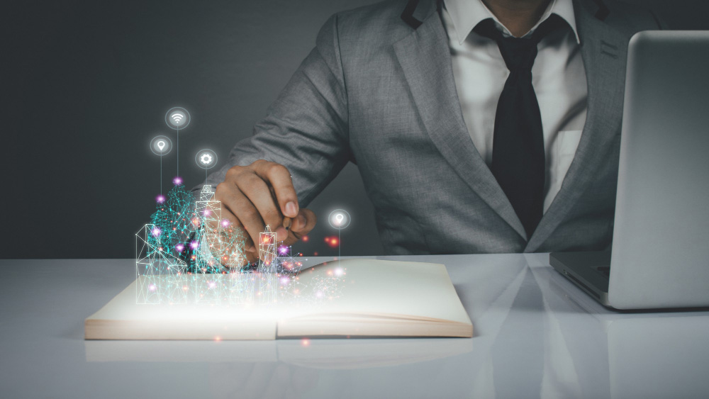 Ejecutivo revisando datos digitales producto de adaptabilidad empresarial en tecnología