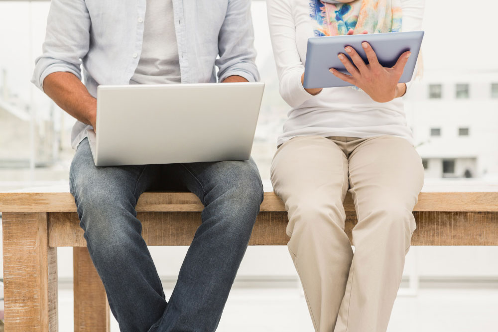 Dos profesionales intercambiando experiencias y conocimientos