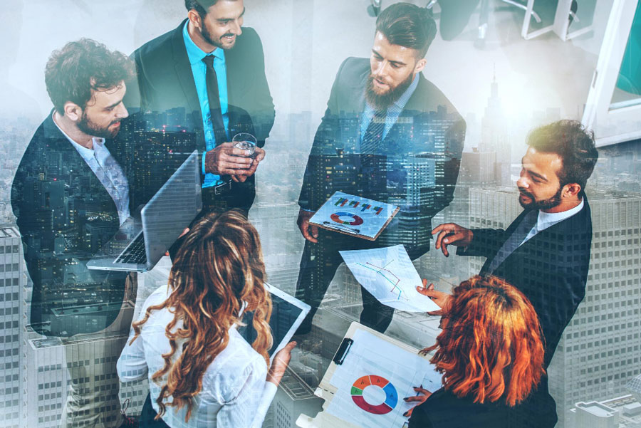 Empresarios reunidos alrededor de gráficos y datos sobre IA