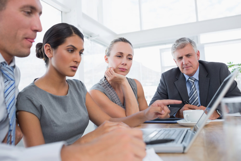 Equipo de negocios discutiendo estrategias en una sala de reuniones moderna