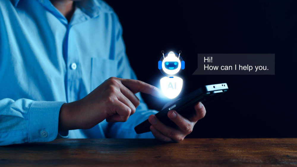 Persona interactuando con un asistente virtual de inteligencia artificial en el celular