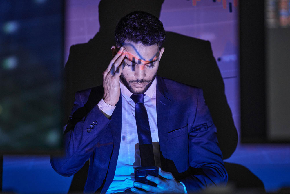 Hombre de negocios preocupado por procesos tecnológicos complicados.