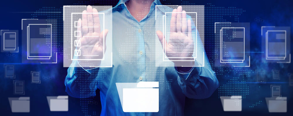 Persona interactuando con documentos y carpetas digitales flotantes; contraste entre automatización documental y digitalización.