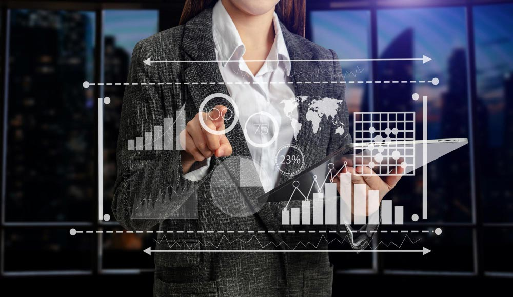 Empresaria analizando métricas digitales de crecimiento y escalabilidad empresarial.