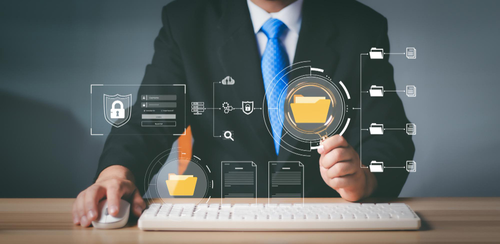 Ejecutivo gestionando archivos digitales con íconos de seguridad y protección de información.