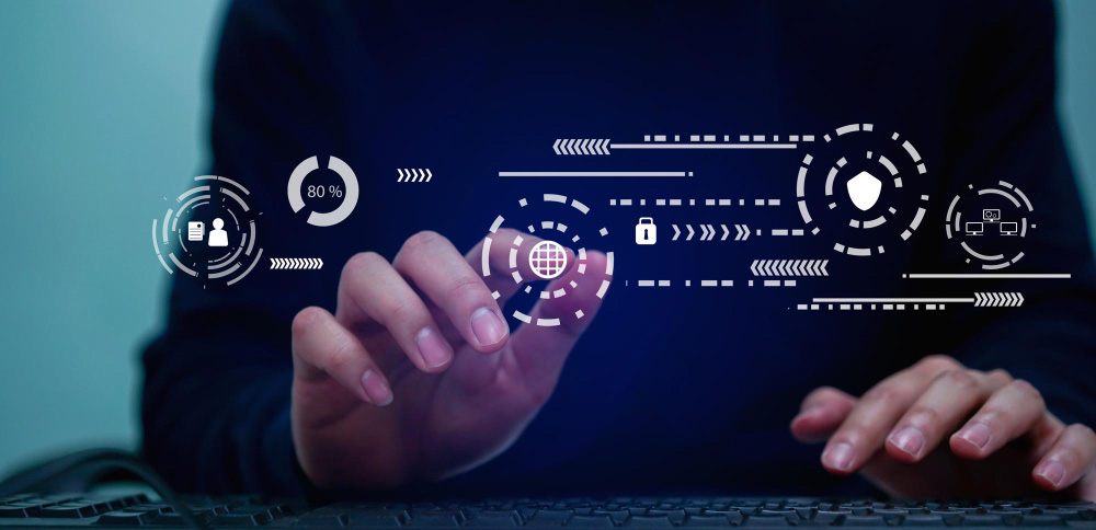 Profesional interactuando con interfaces digitales que representan automatización e inteligencia artificial.