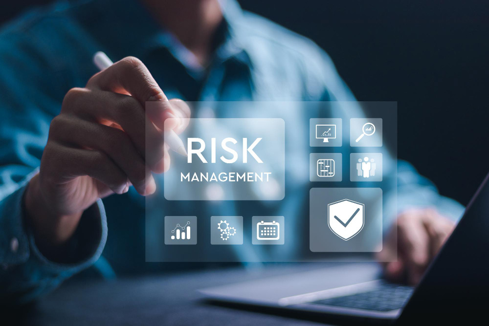 Interfaz de “risk management” con iconos de seguridad y gráficos, mostrando los riesgos a tener en cuenta