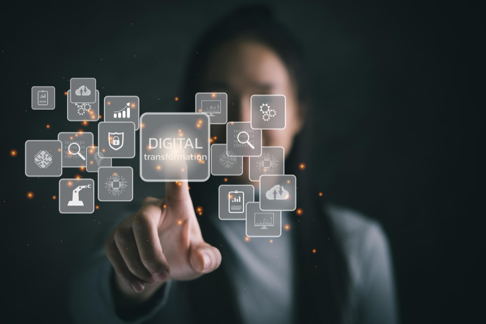 Mujer interactuando con interfaz digital de transformación tecnológica en la empresa.