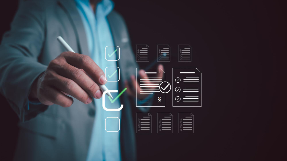 Empresario marcando lista de verificación digital para control de calidad de datos.