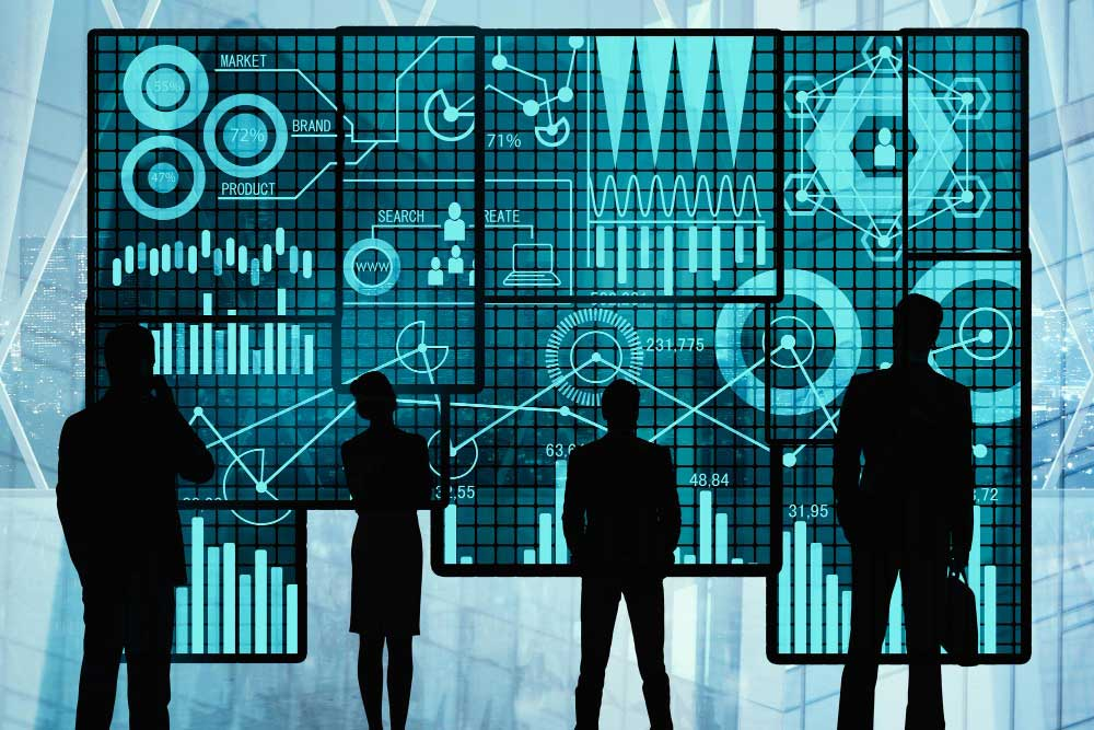 Empresarios analizando panel digital con gráficos y datos estratégicos.