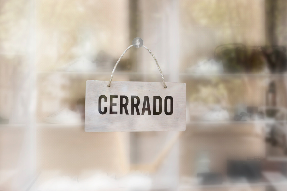 Letrero de establecimiento indicando que se encuentra cerrado