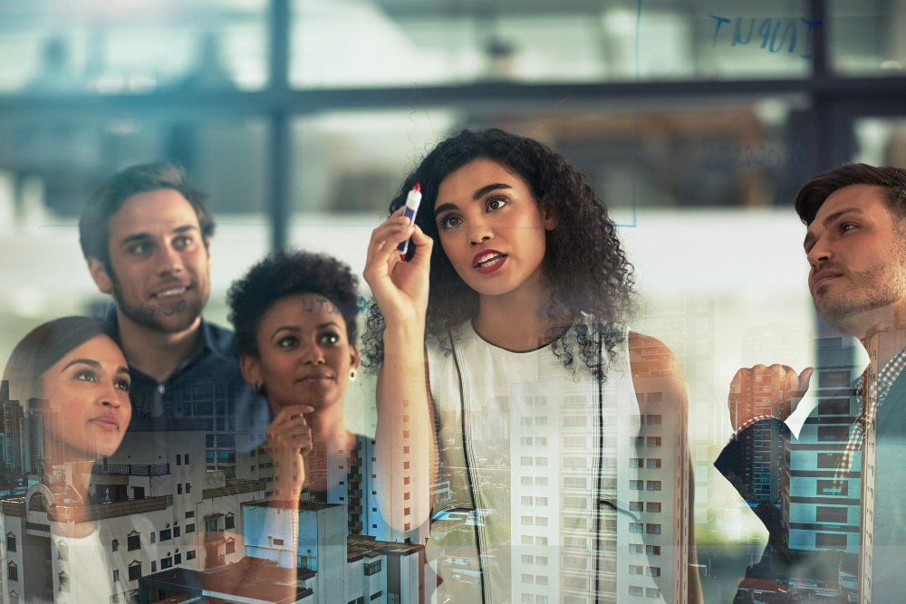 Empresarios hablando sobre gestión del cambio en una reunión