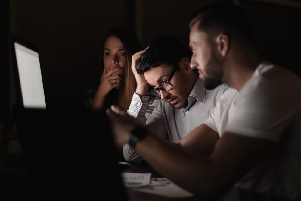 Equipo de trabajo frustrado ante una mala gestión del cambio