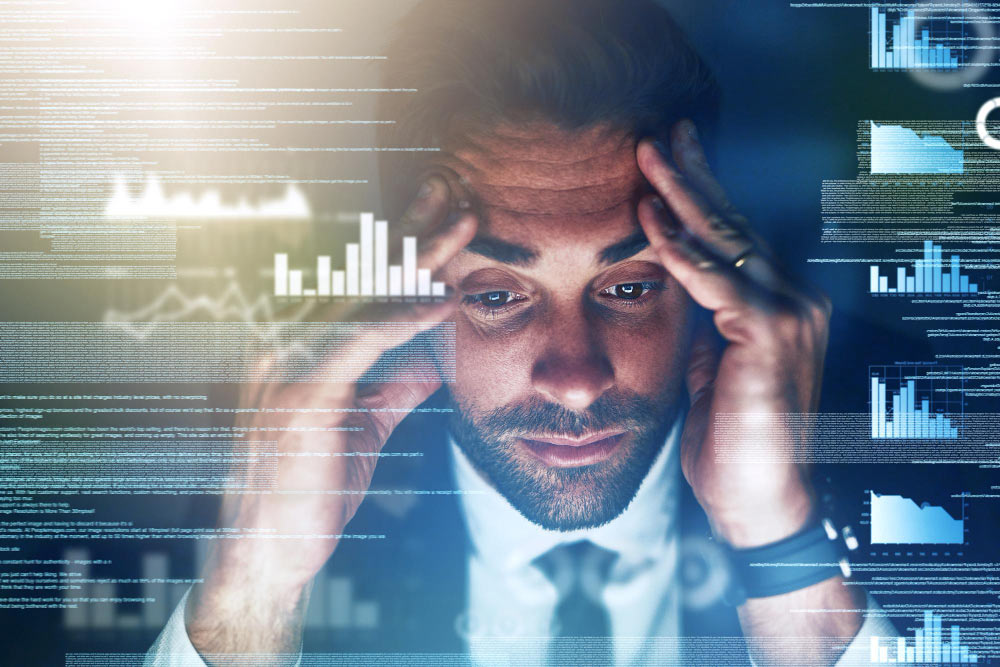 Gerente estresado al no saber qué hacer con tantas métricas