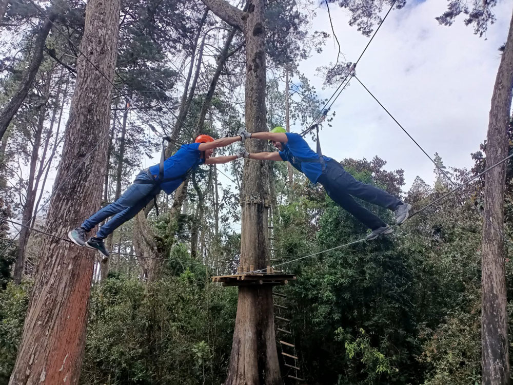 Miembros de Zibor haciendo actividades en el parque Arví