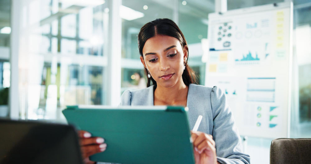 Mujer empresaria tomando decisiones basadas en datos