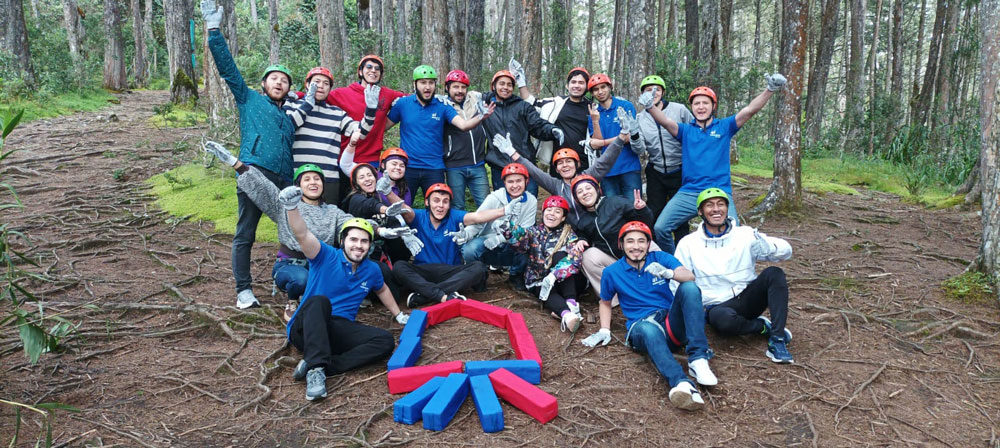 Foto grupal de Zibor después de finalizar una actividad de aprendizaje experiencial