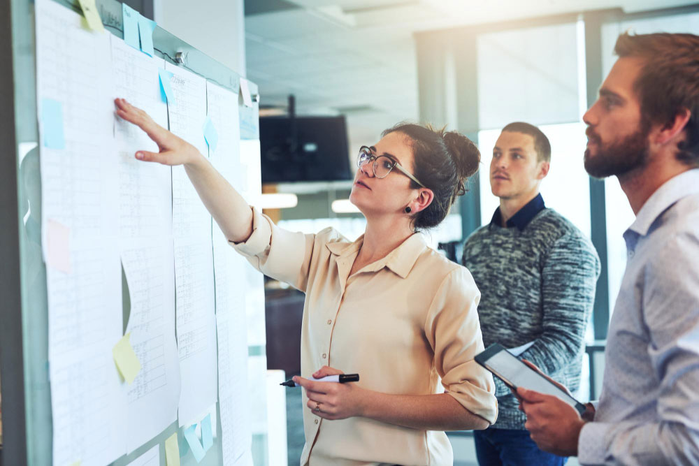 Equipo de trabajo analizando información y organizando prioridades en un tablero