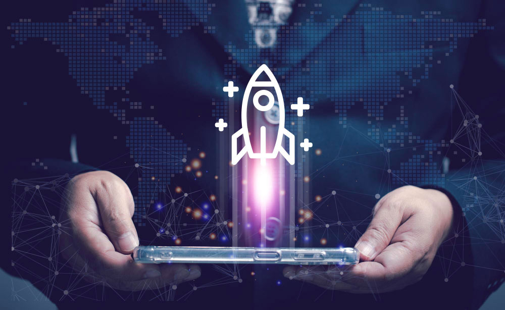 Hombre usando un dispositivo móvil con un ícono de cohete despegando, simbolizando crecimiento y transformación digital.