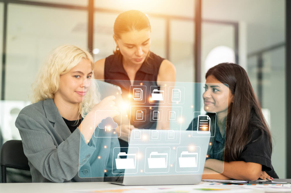 Equipo colaborando y utilizando herramientas digitales para organizar información