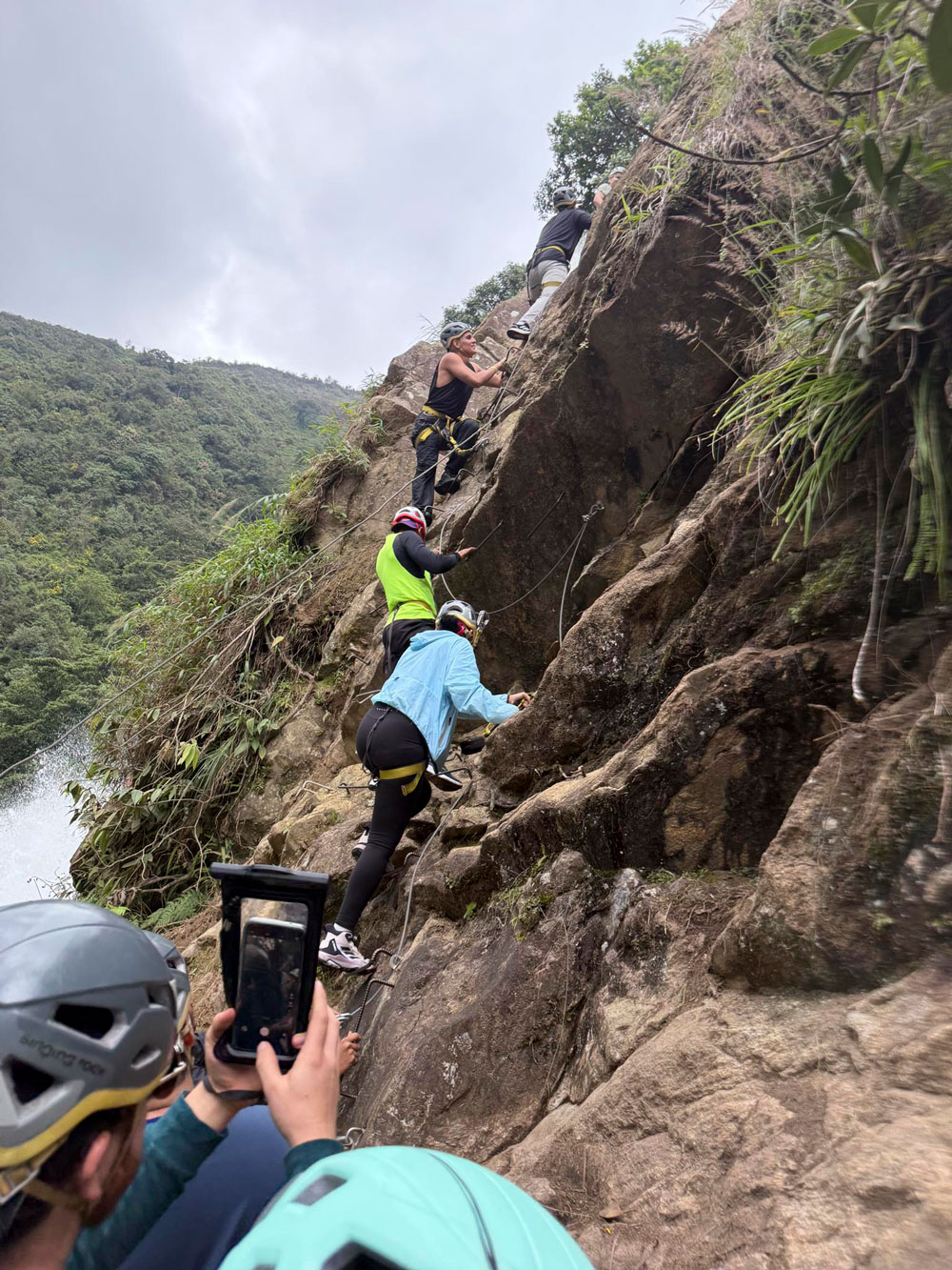 Miembros de Zibor escalando el Salto del Buey vía Ferrata