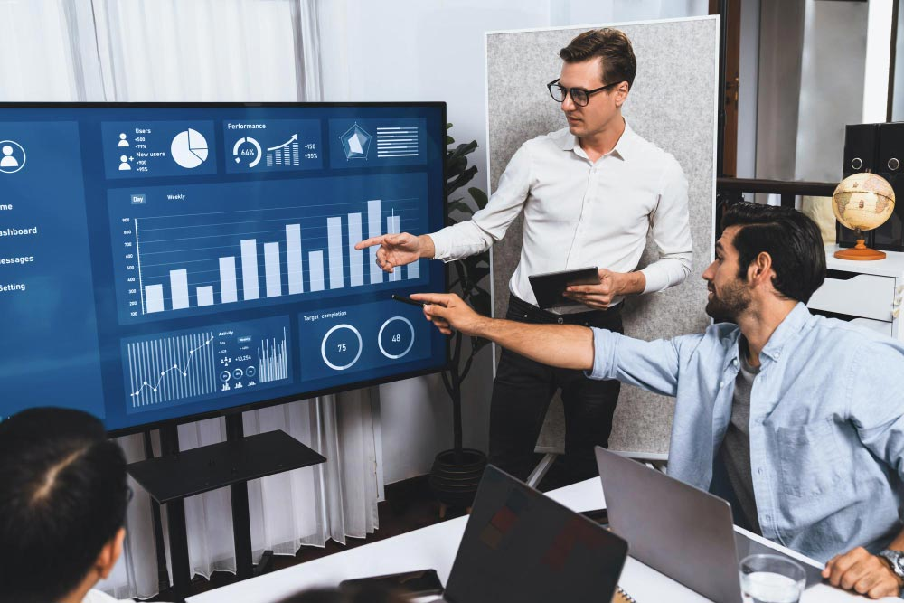 Equipo empresarial analizando datos para tomar decisiones