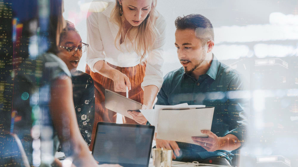 Colaboración entre áreas, personas intercambiando información