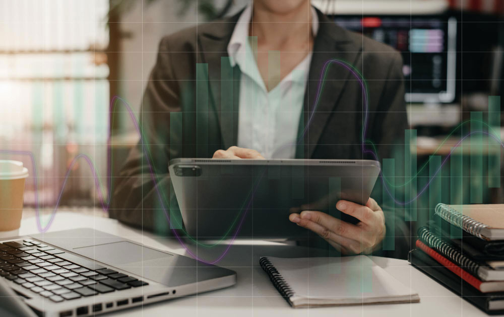 Profesional revisando procesos de escalabilidad operativa gracias a la gestión documental centralizada