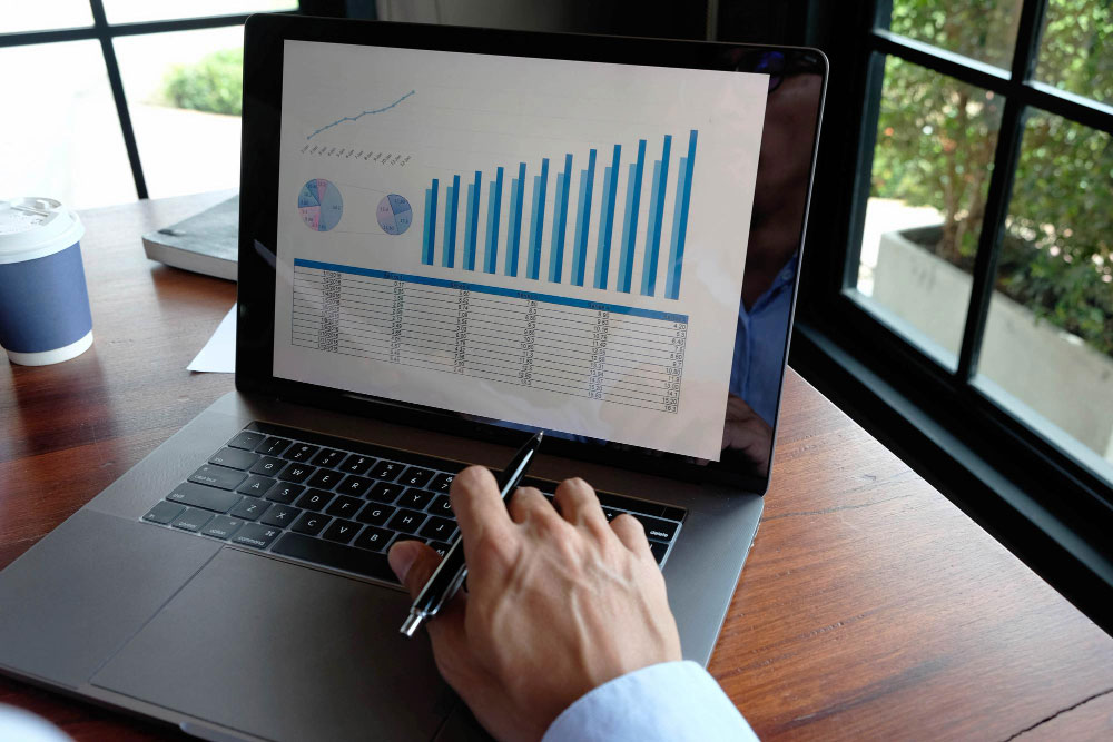 Dashboard empresarial mostrando métricas de tiempo de respuesta y KPIs operativos