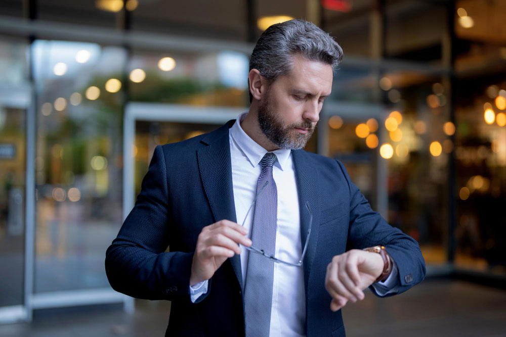 Empresario atento a los tiempos de respuesta de su empresa