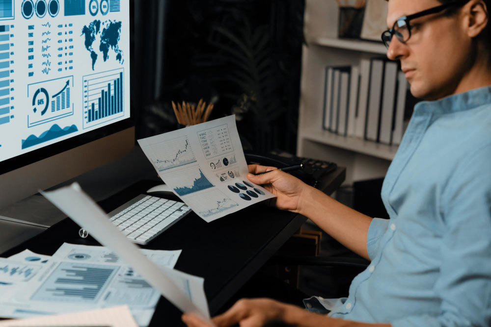 Líder empresario revisando métricas sobre la tecnología en su empresa