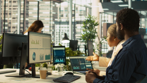 Equipo contable trabajando y entendiendo las diferencias entre ERP y automatización contable