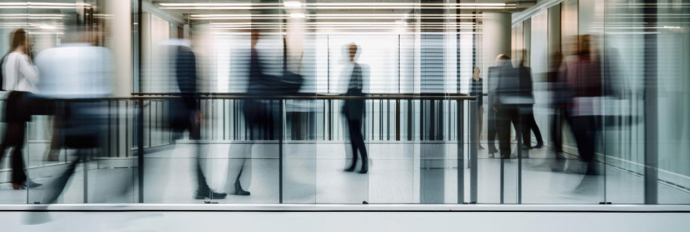 Equipo corporativo en movimiento dentro de oficina moderna que refleja los desafíos de la agilidad operativa en las empresas