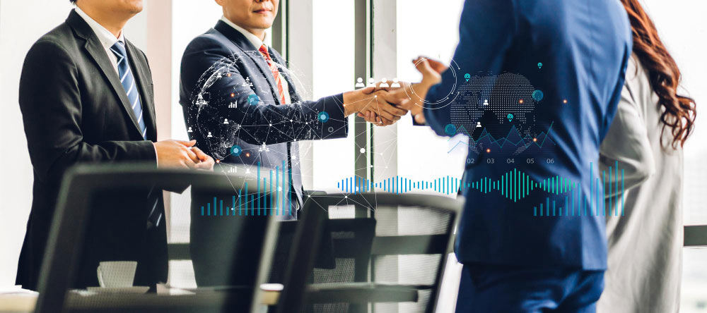 Directivos cerrando un acuerdo tras evaluar datos financieros que respaldan una inversión en automatización