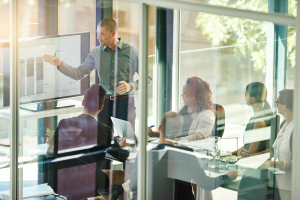 Reunión de directivos analizando una propuesta financiera para justificar inversión en automatización