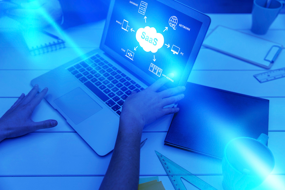 Persona accediendo a una aplicación o software empresarial que opera bajo el modelo SaaS