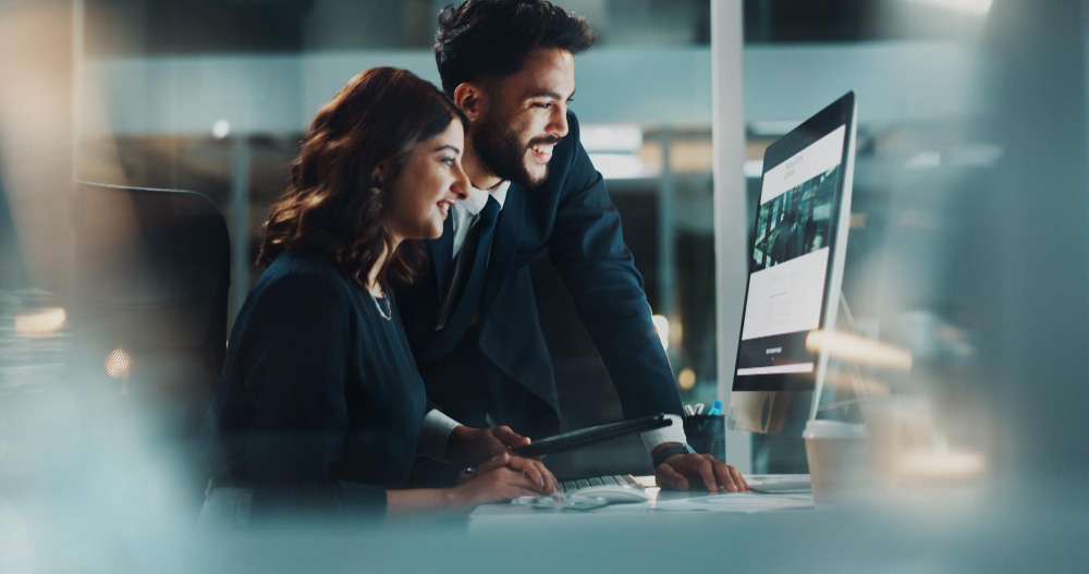 analistas financieros revisando datos contables en computador