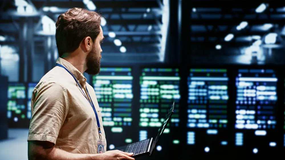 Colaborador del área de IT asegurándose de que todo esté en orden