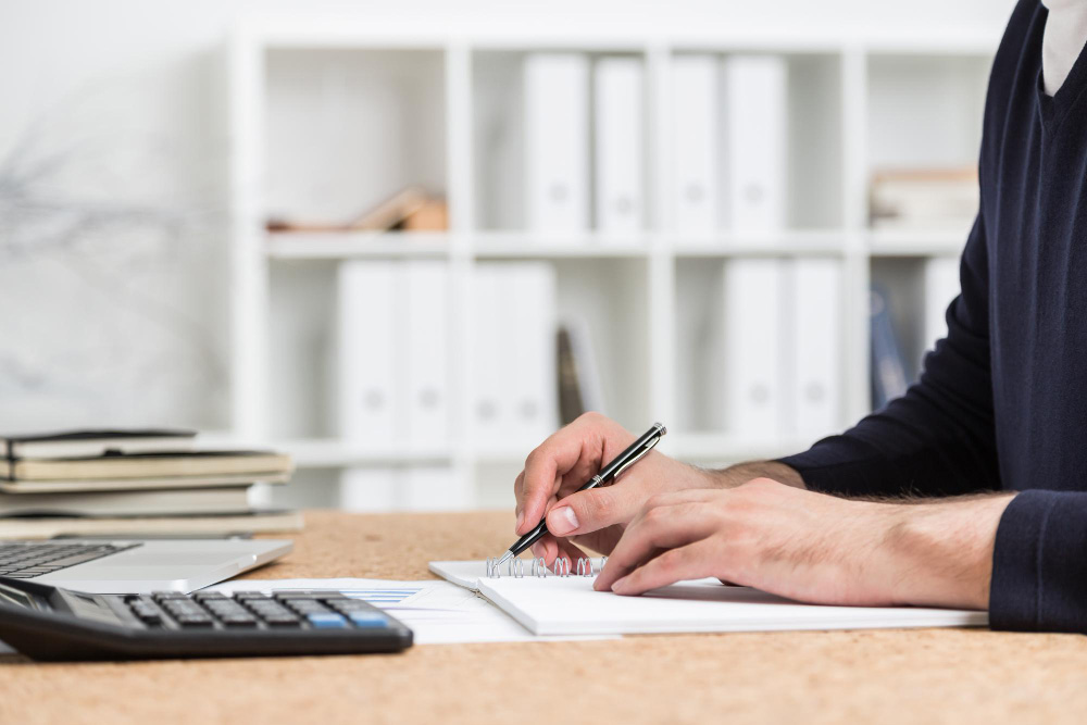 contador revisando documentos para detectar errores en la gestión de facturas en una empresa