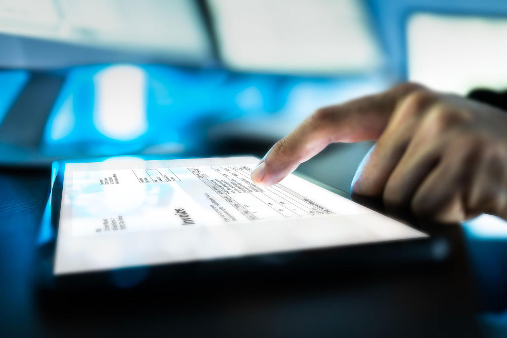 Persona leyendo e interactuando con una factura electrónica