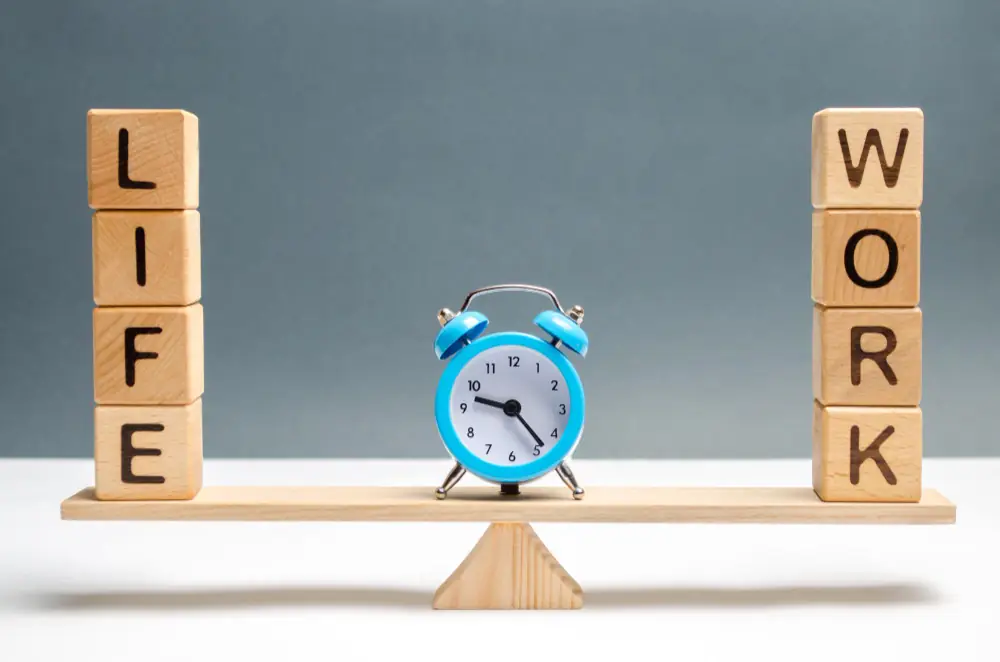 Balanza que representa el equilibrio entre vida y trabajo centrada en el tiempo que se le invierte a cada una