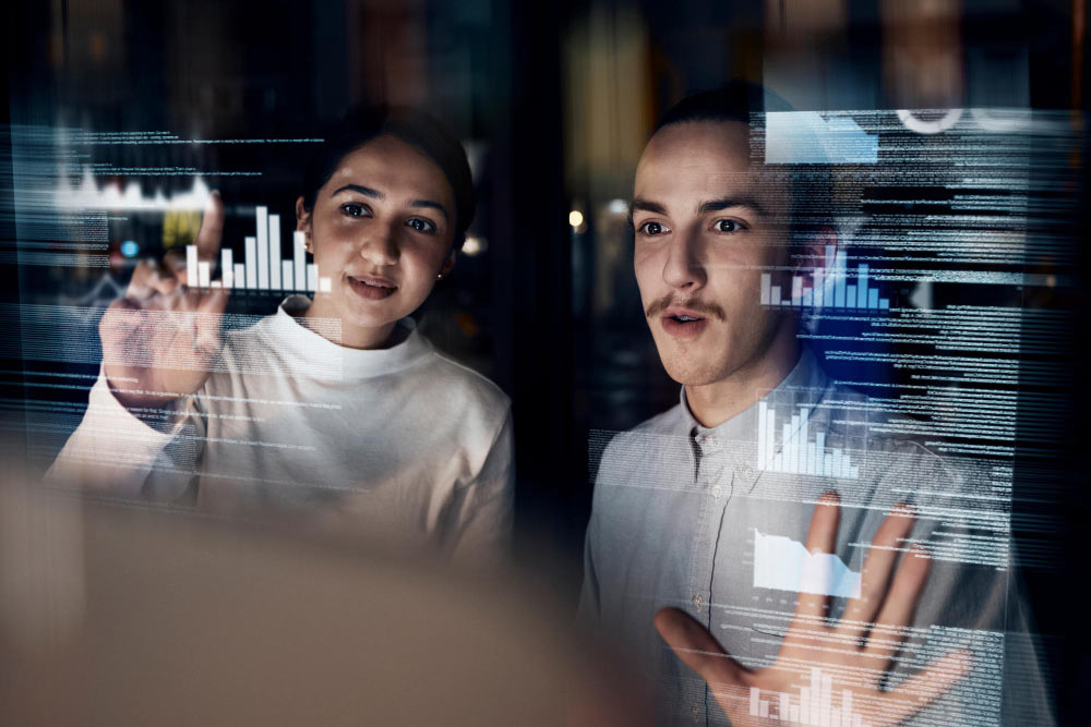 dos personas de diferentes regiones donde se evidencia que una tiene mayores conocimientos sobre el uso de la inteligencia artificial