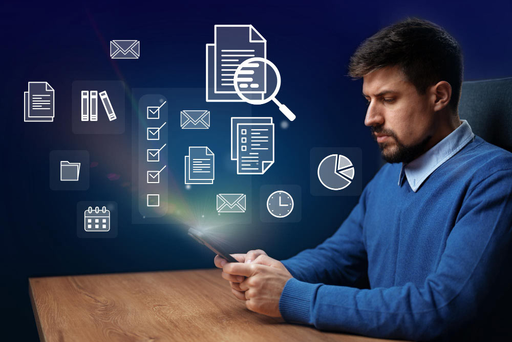 Hombre revisando un software contable donde puede visualizar toda la información en tiempo real