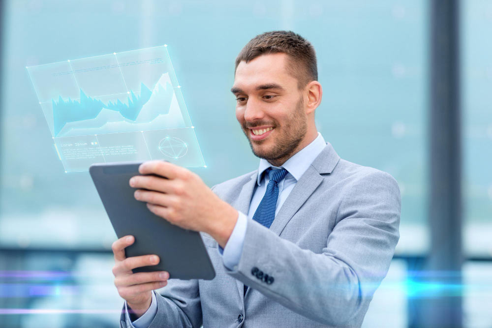 Empresario feliz con la trazabilidad y cumplimiento contable de su empresa