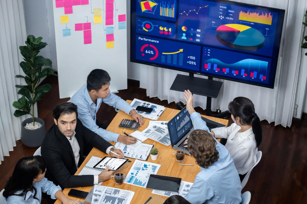 Equipo empresarial reorganizando procesos ante la reducción de la jornada laboral en Colombia.