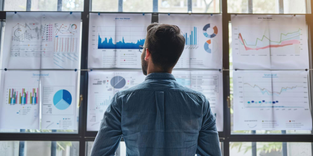 Un empresario revisando dashboards financieros o indicadores para tomar decisiones.